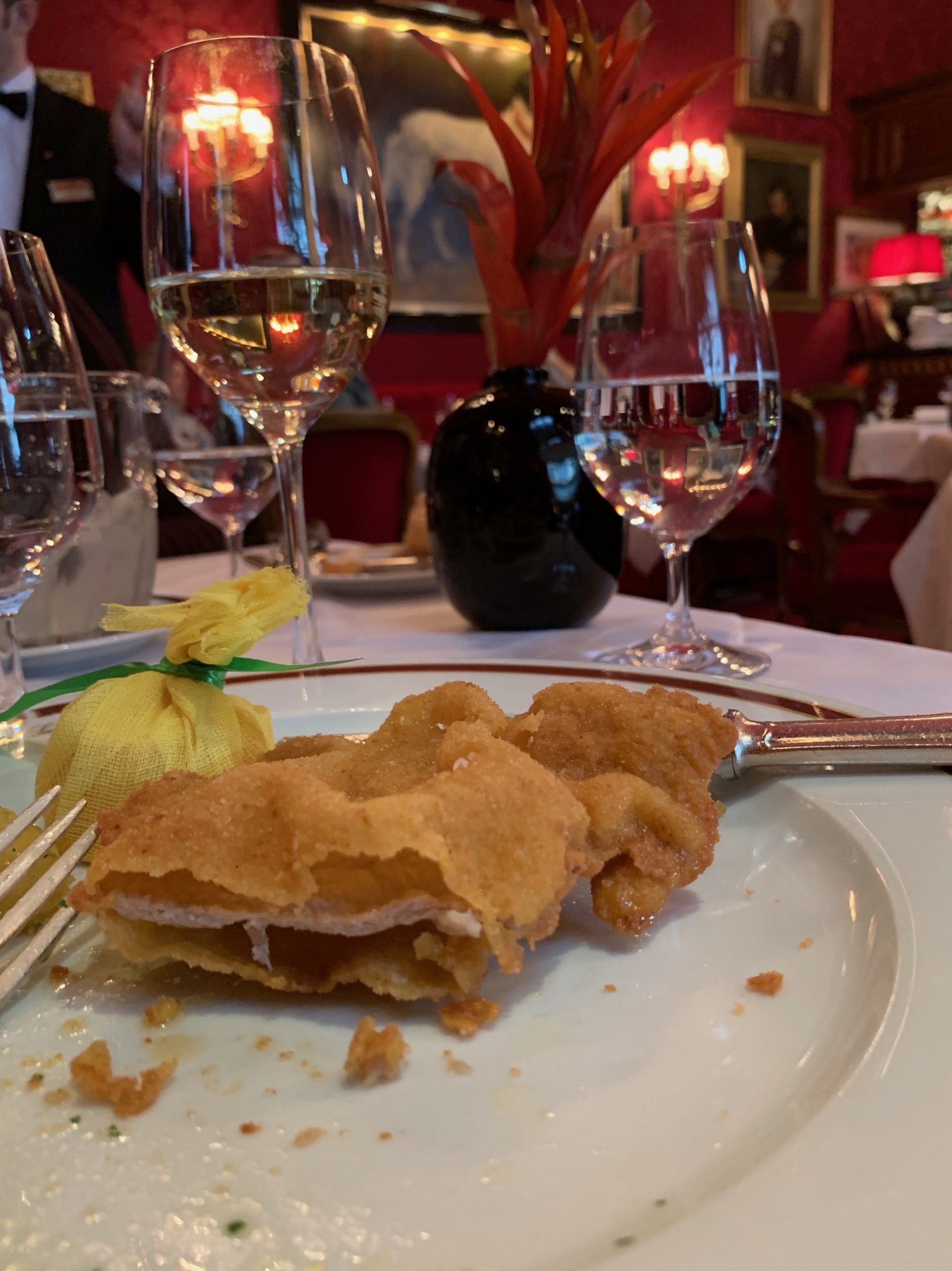 Perfekt: Das Wiener Schnitzel im 'Rote Bar' Hotel Sacher Wien.